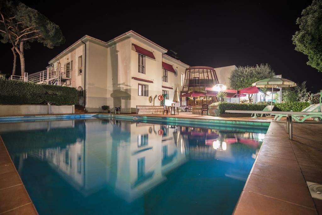 Hotel Kon Tiki San Vincenzo Kültér fotó