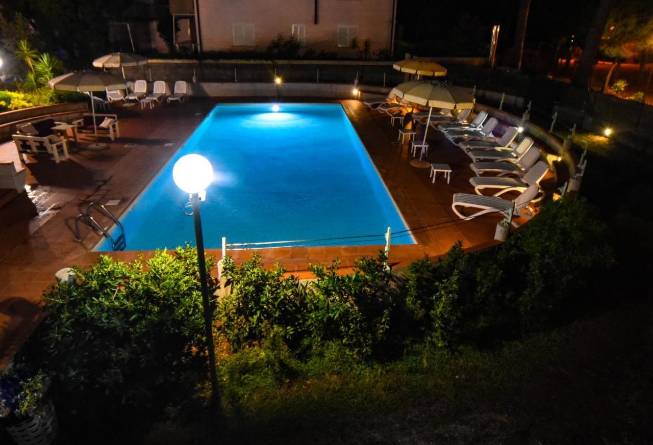 Hotel Kon Tiki San Vincenzo Kültér fotó