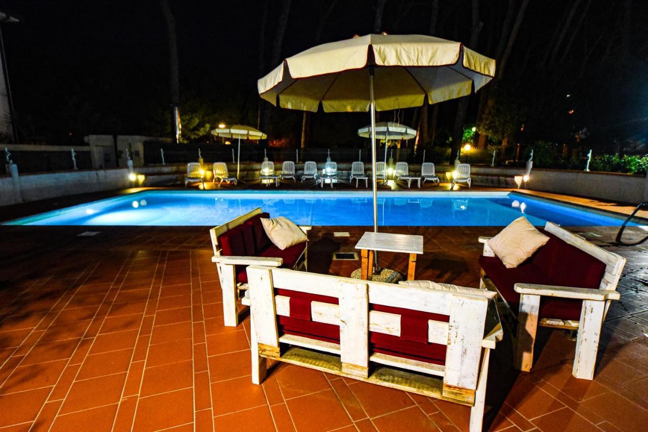 Hotel Kon Tiki San Vincenzo Kültér fotó