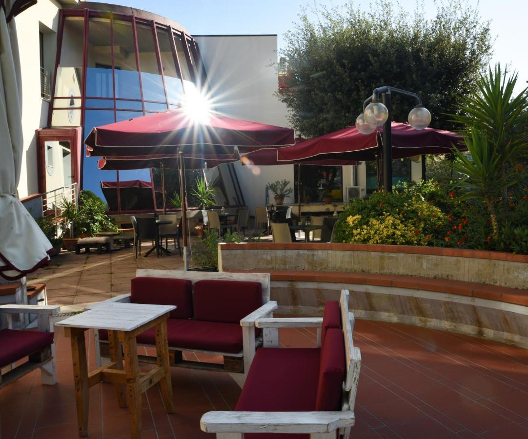 Hotel Kon Tiki San Vincenzo Kültér fotó
