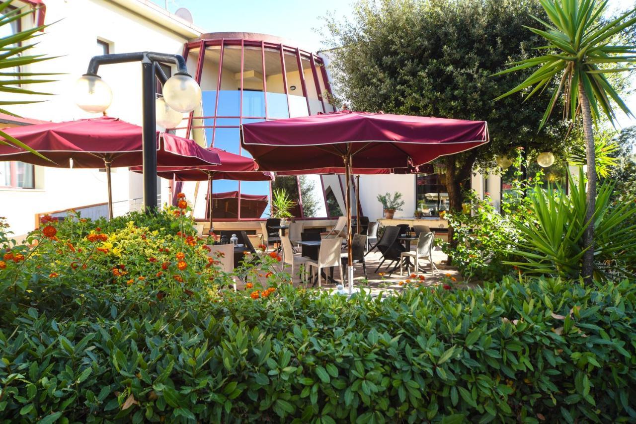 Hotel Kon Tiki San Vincenzo Kültér fotó